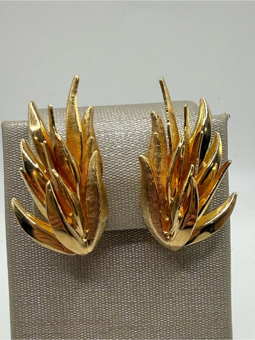 Vintage Gold Tone Abstract Leaf Spray Clip-On Earrings 1.25”